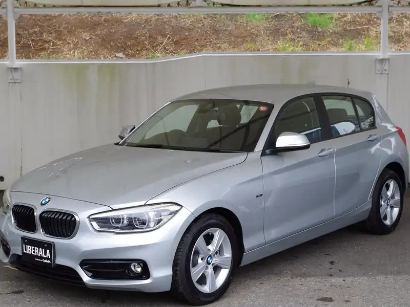 カタログ画像：１シリーズ（1 SERIES） １１８ｉ スポーツ 2015年5月 DBA-1A16 1600cc グレイシャー・シルバー（メタリック･カラー）orプラチナ・シルバー（メタリック・カラー） 燃費16.6km / l メイン（その他）