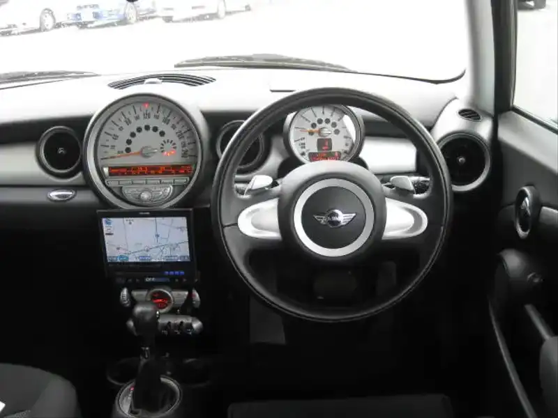 カタログ画像：ＭＩＮＩ（MINI） クーパー クラブマン 2010年3月 DBA-ZF16 1600cc チリ・レッド（ソリッド） 燃費18.0km / l 内装