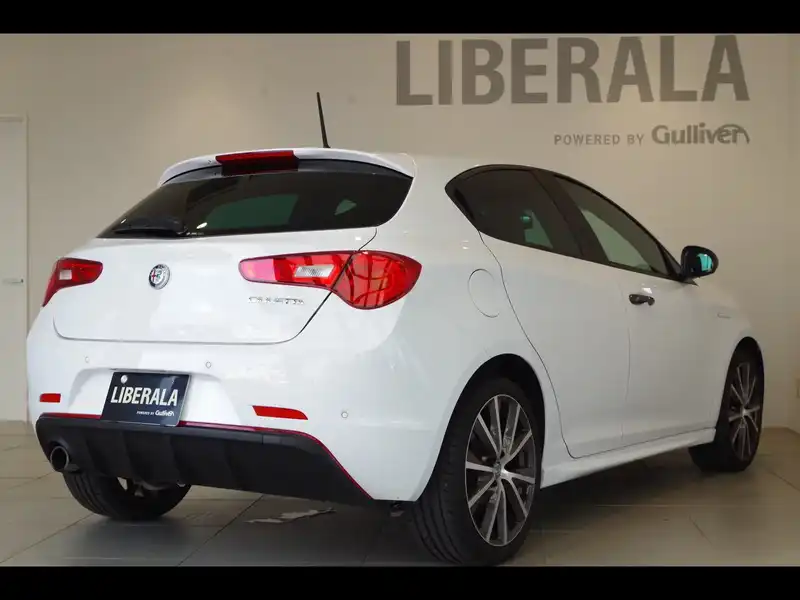 カタログ画像：ジュリエッタ（GIULIETTA） スーパーパックスポーツ 2017年2月 ABA-940141 1400cc アルファホワイト 燃費15.6km / l バック