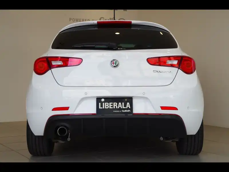 カタログ画像：ジュリエッタ（GIULIETTA） スーパーパックスポーツ 2017年2月 ABA-940141 1400cc アルファホワイト 燃費15.6km / l バック