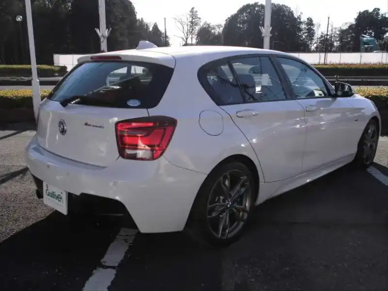 カタログ画像：１シリーズ（1 SERIES） Ｍ１３５ｉ 2012年8月 DBA-1B30 3000cc ミネラル・ホワイト（メタリック・カラー） 燃費12.6km / l 外装