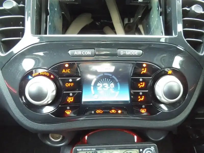 カタログ画像：ジューク（JUKE） １５ＲＸ パーソナライズパッケージ 2014年4月 DBA-YF15 1500cc パッションレッド 燃費18.0km / l 内装