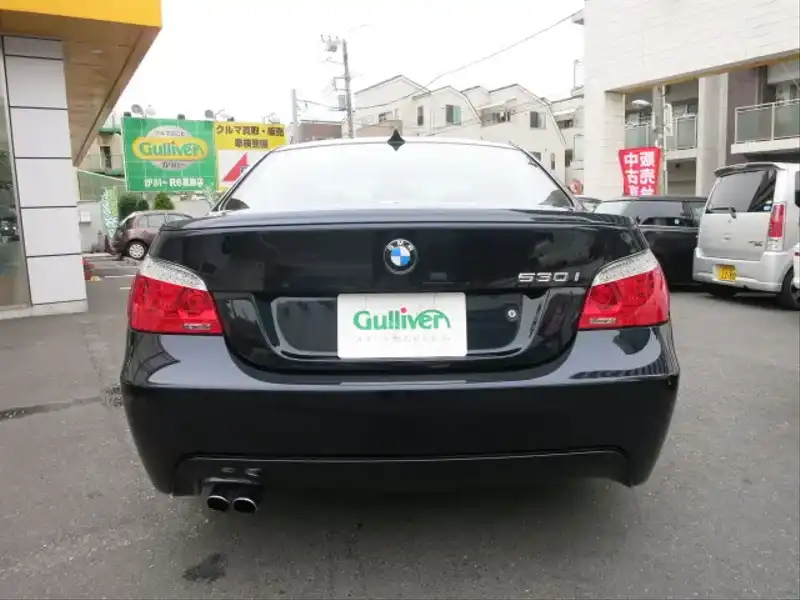 カタログ画像：５シリーズ（5 SERIES） ５３０ｉ Ｍスポーツパッケージ 2008年10月 ABA-NU30 3000cc 燃費9.4km / l  バック