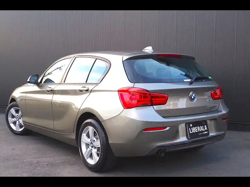 カタログ画像：１シリーズ（1 SERIES） １１８ｉ スポーツ 2015年5月 DBA-1A16 1600cc グレイシャー・シルバー（メタリック･カラー）orプラチナ・シルバー（メタリック・カラー） 燃費16.6km / l バック