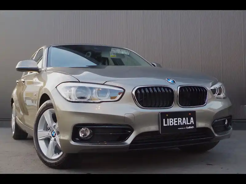 カタログ画像：１シリーズ（1 SERIES） １１８ｉ スポーツ 2015年5月 DBA-1A16 1600cc グレイシャー・シルバー（メタリック･カラー）orプラチナ・シルバー（メタリック・カラー） 燃費16.6km / l フロント