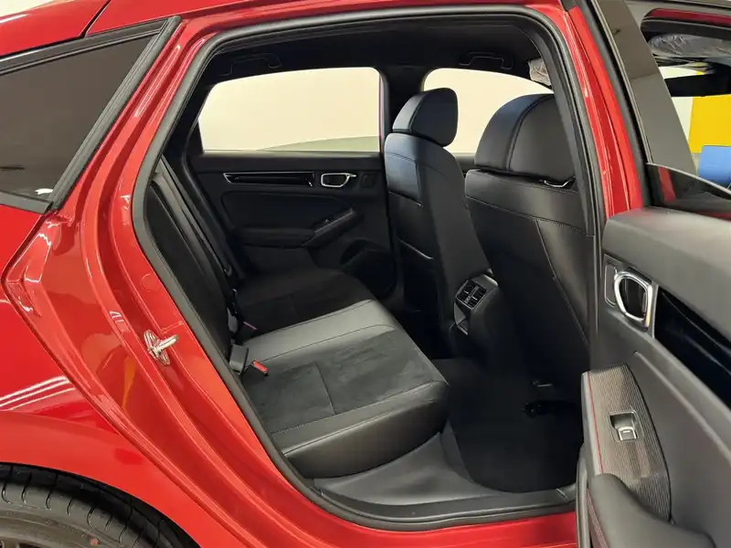 カタログ画像：シビック（CIVIC） タイプＲ レーシングブラックパッケージ 2025年9月 6BA-FL5 2000cc フレームレッド 燃費12.5km / l バック