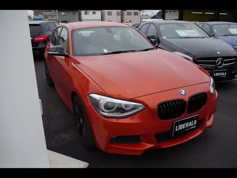 カタログ画像：１シリーズ（1 SERIES） １１６ｉ Ｍスポーツ 2014年4月 DBA-1A16 1600cc ヴァレンシア・オレンジ（メタリック・カラー） 燃費16.6km / l メイン（その他）