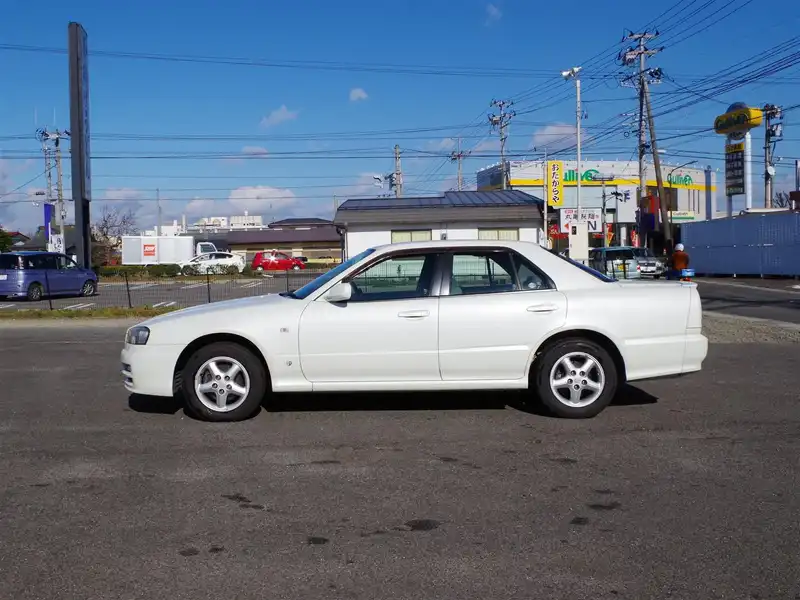 カタログ画像：スカイライン（SKYLINE） ２５ＧＴターボ 2000年8月 GF-ER34 2500cc ホワイト 燃費9.8km / l  外装