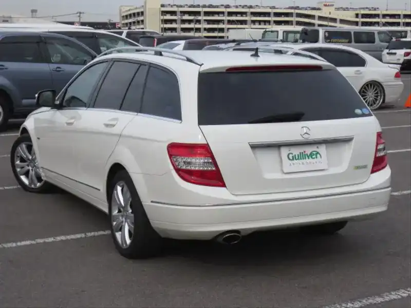 カタログ画像：Ｃクラスステーションワゴン（C-CLASS STATIONWAGON） Ｃ２５０ ＣＧＩブルーエフィシェンシー ステーションワゴン アバンギャルド 2010年8月 DBA-204247 1800cc カルサイトホワイト 燃費11.0km / l  バック