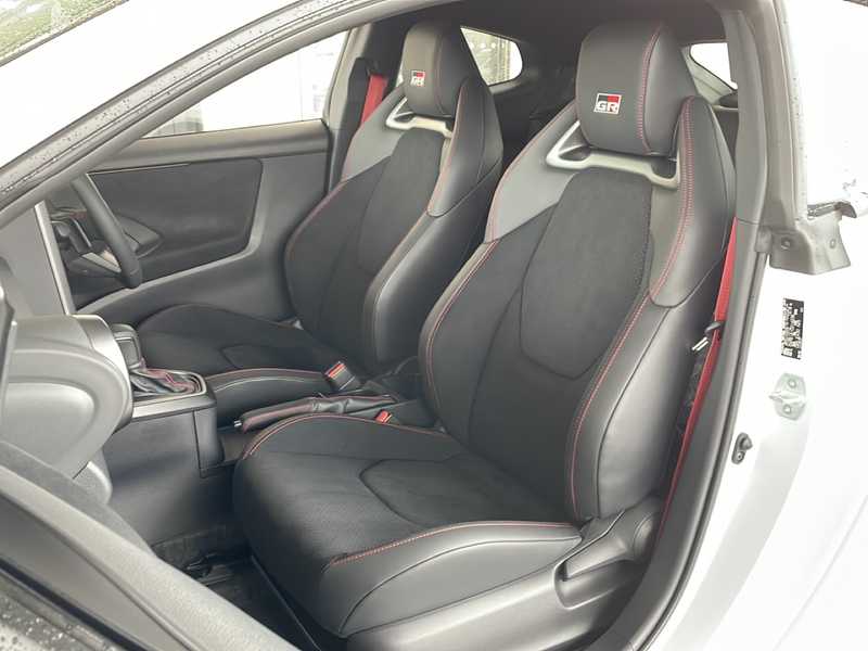 カタログ画像：ＧＲヤリス（GR YARIS） ＲＺ ハイパフォーマンス 2025年5月 4BA-GXPA16 1600cc プラチナホワイトパールマイカ 燃費10.8km / l 内装