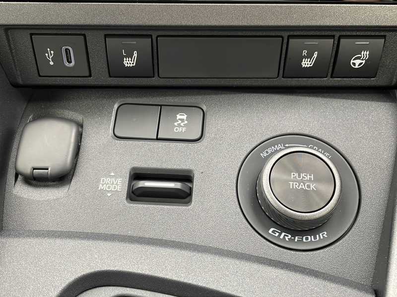 カタログ画像：ＧＲヤリス（GR YARIS） ＲＺ ハイパフォーマンス 2025年5月 4BA-GXPA16 1600cc プラチナホワイトパールマイカ 燃費10.8km / l 内装