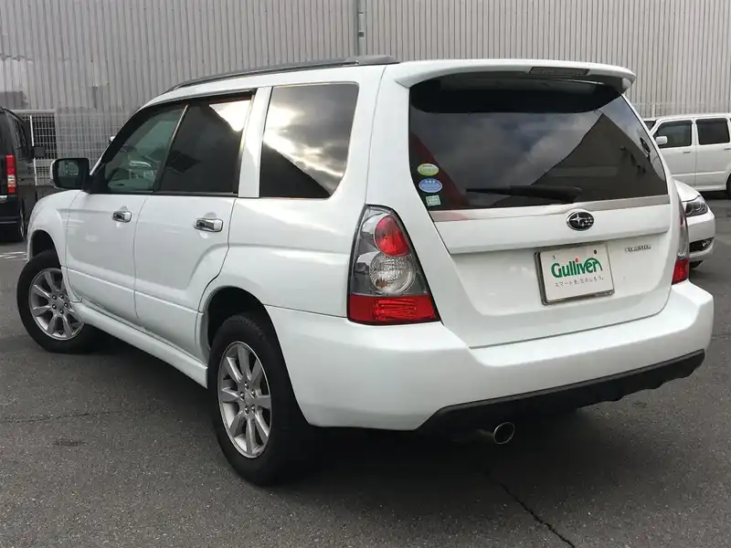 カタログ画像：フォレスター（FORESTER） ２．０Ｘ 2005年1月 CBA-SG5 2000cc ピュアホワイト 燃費13.6km / l  バック