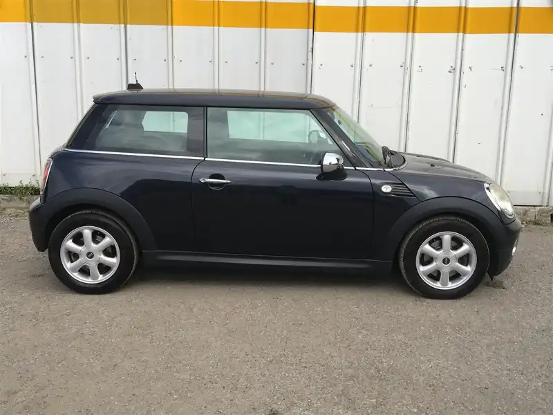 カタログ画像：ＭＩＮＩ（MINI） ワン 2009年5月 ABA-ME14 1400cc アストロ・ブラック（メタリック） 燃費17.2km / l  外装