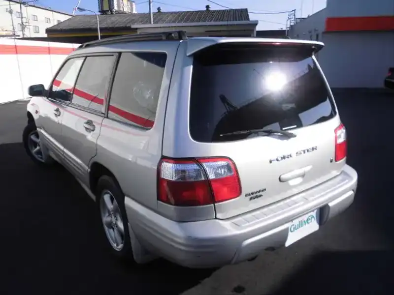 カタログ画像：フォレスター（FORESTER） Ｃ／２０ 2000年12月 GF-SF5 2000cc プレミアムシルバーメタリックｏｒプレミアムシルバーメタリック／コーストグレーメタリック 燃費13.4km / l  バック