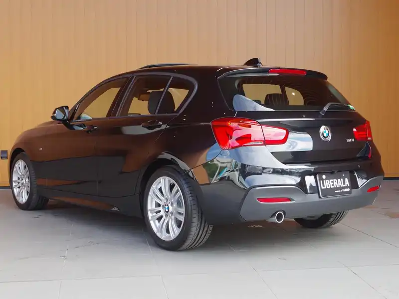 カタログ画像：１シリーズ（1 SERIES） １１８ｉ Ｍスポーツ 2015年9月 DBA-1R15 1500cc ブラック・サファイア（メタリック・カラー） 燃費18.1km / l バック