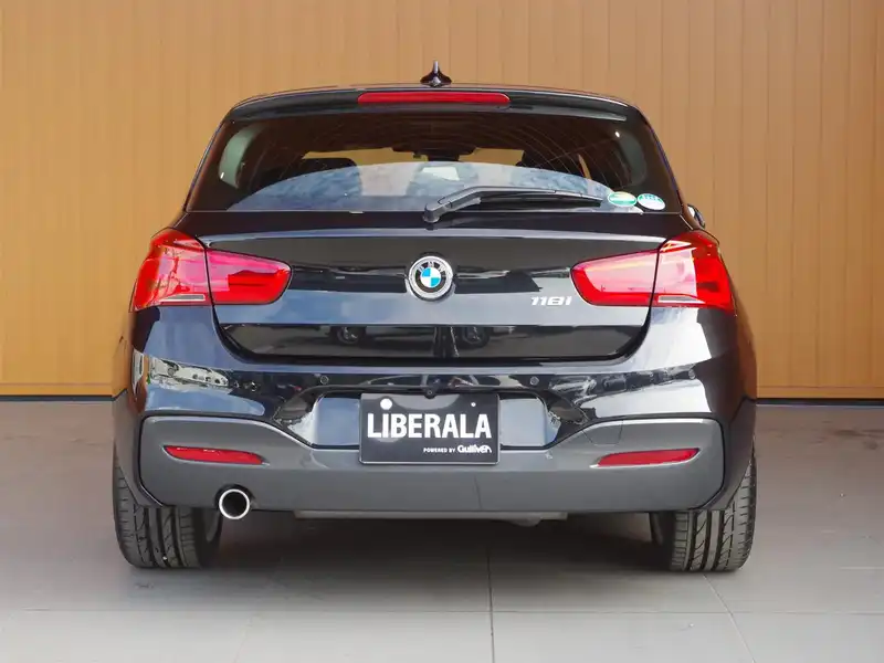 カタログ画像：１シリーズ（1 SERIES） １１８ｉ Ｍスポーツ 2015年9月 DBA-1R15 1500cc ブラック・サファイア（メタリック・カラー） 燃費18.1km / l バック