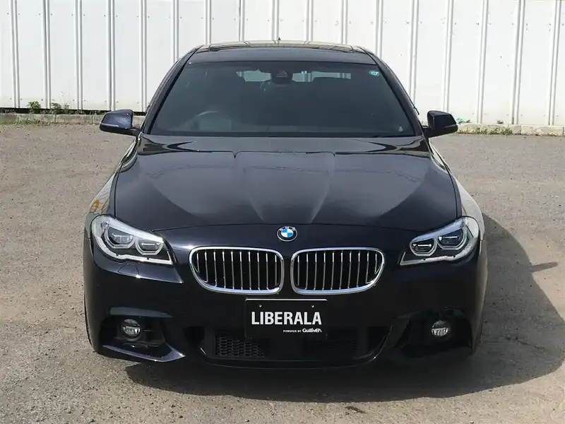 カタログ画像：５シリーズ（5 SERIES） ５２８ｉ Ｍスポーツ 2014年6月 DBA-XG28 2000cc ブラック・サファイア（メタリック・カラー）orカーボン・ブラック（メタリック・カラー） 燃費13.6km / l フロント