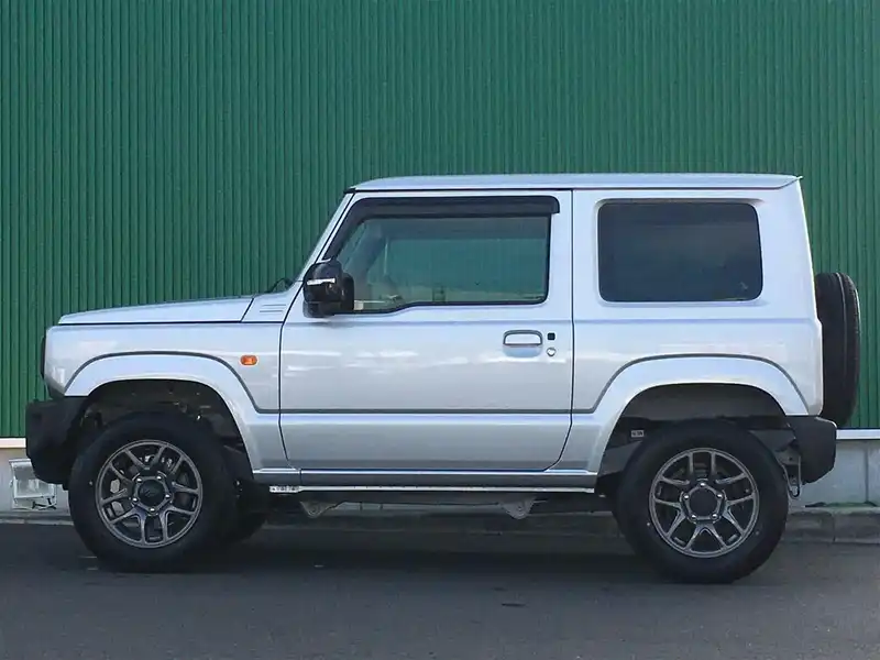 カタログ画像：ジムニー（JIMNY） ＸＣ 2021年10月 3BA-JB64W 660cc シルキーシルバーメタリック 燃費14.3km / l 外装