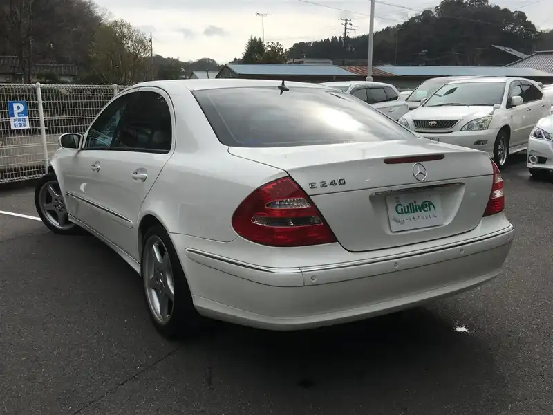 カタログ画像：Ｅクラス（E-CLASS） Ｅ２４０ アバンギャルドリミテッド 2005年5月 GH-211061 2600cc アラバスターホワイト 燃費8.7km / l  バック