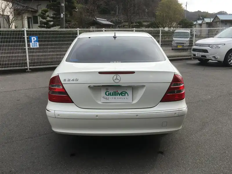 カタログ画像：Ｅクラス（E-CLASS） Ｅ２４０ アバンギャルドリミテッド 2005年5月 GH-211061 2600cc アラバスターホワイト 燃費8.7km / l  バック