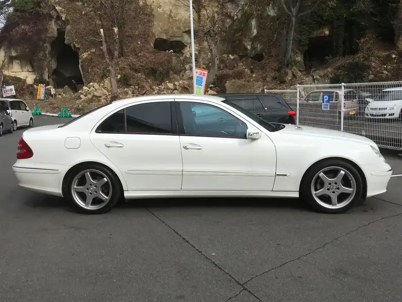 カタログ画像：Ｅクラス（E-CLASS） Ｅ２４０ アバンギャルドリミテッド 2005年5月 GH-211061 2600cc アラバスターホワイト 燃費8.7km / l  外装