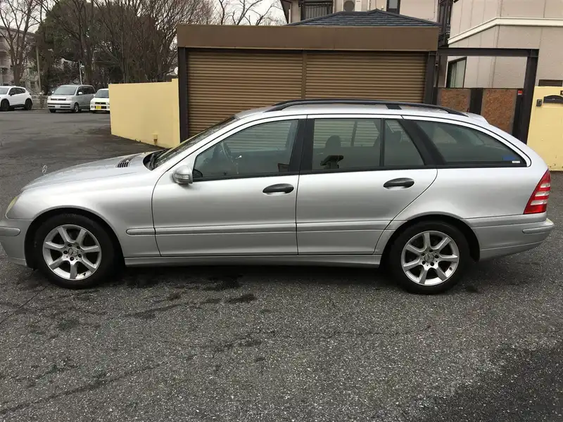 カタログ画像：Ｃクラスステーションワゴン（C-CLASS STATIONWAGON） Ｃ１８０コンプレッサー ステーションワゴン 2005年8月 DBA-203246 1800cc キューバナイトシルバー（Ｍ）orイリジウムシルバー（Ｍ） 燃費11.4km / l  外装