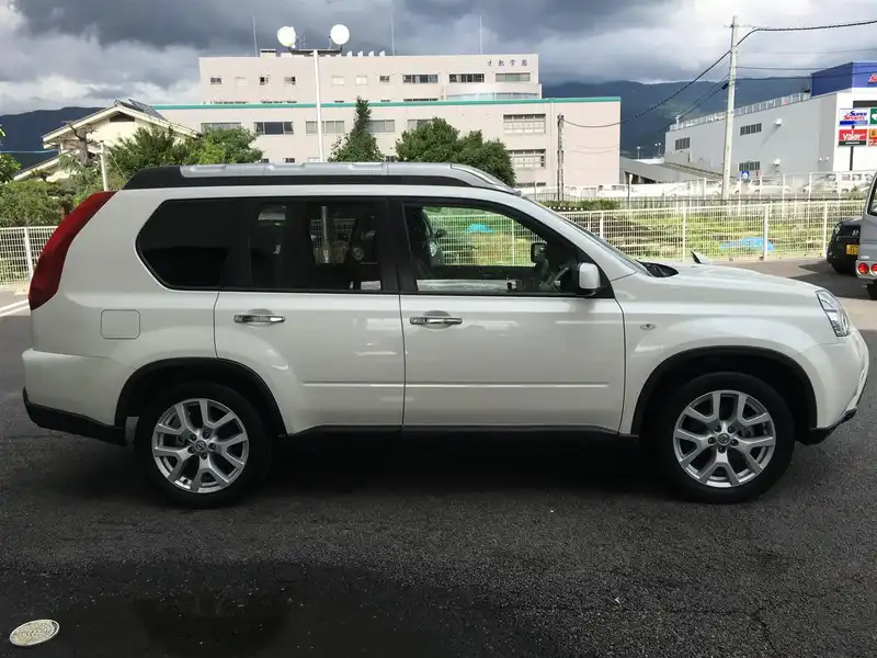 カタログ画像：エクストレイル（X-TRAIL） ２０Ｘt 2011年6月 DBA-T31 2000cc ブリリアントホワイトパール（３Ｐ） 燃費14.0km / l  外装