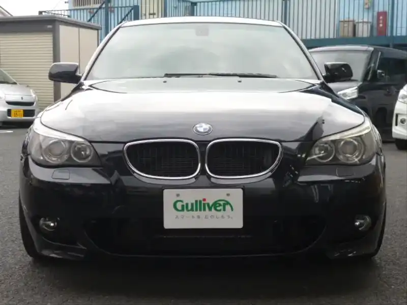 カタログ画像：５シリーズ（5 SERIES） ５２５ｉ Ｍスポーツパッケージ 2004年11月 GH-NA25 2500cc カーボン・ブラック（メタリック・カラー） 燃費8.8km / l  フロント