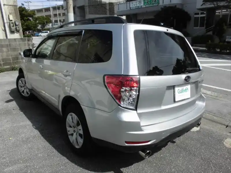 カタログ画像：フォレスター（FORESTER） ２．０Ｘフィールドリミテッド 2009年9月 DBA-SH5 2000cc スパークシルバー・メタリック 燃費12.6km / l  バック