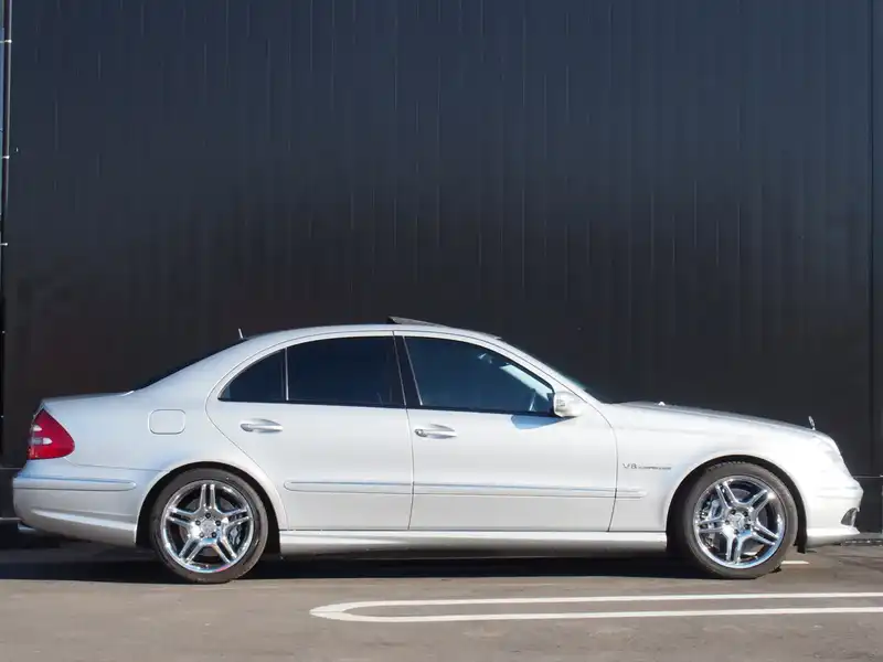 カタログ画像：Ｅクラス（E-CLASS） Ｅ５５ ＡＭＧ 2002年12月 GH-211076 5500cc ブリリアントシルバー（Ｍ） 燃費6.4km / l  外装