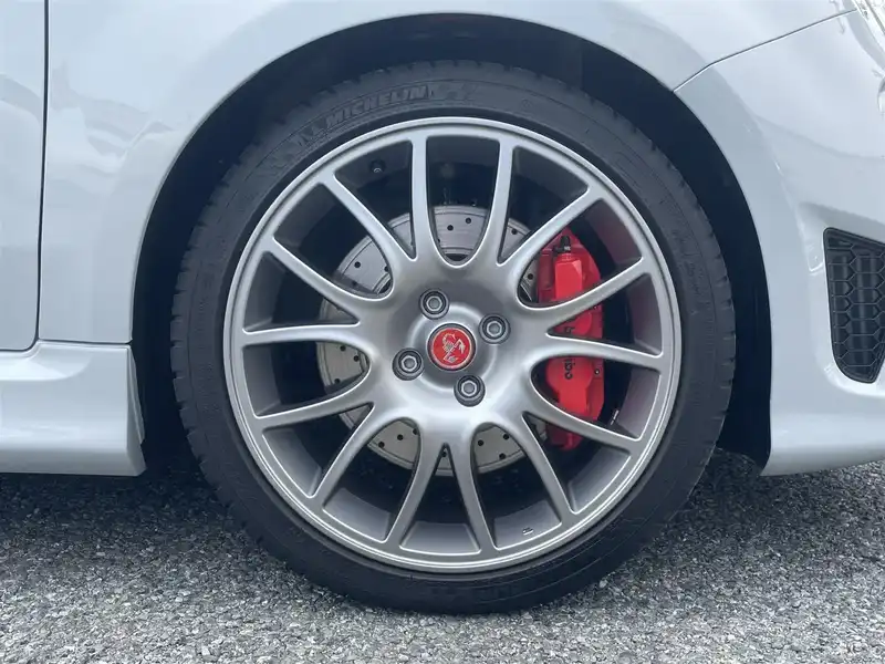 カタログ画像：アバルト６９５Ｃ（ABARTH 695C） ツーリズモ 2023年3月 3BA-31214T 1400cc グリジオカンポボーロ 燃費13.2km / l タイヤ