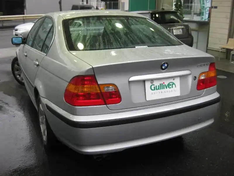 カタログ画像：３シリーズ（3 SERIES） ３２０ｉ 2001年10月 GH-AV22 2200cc チタン・シルバー（メタリック・カラー） 燃費9.8km / l  バック