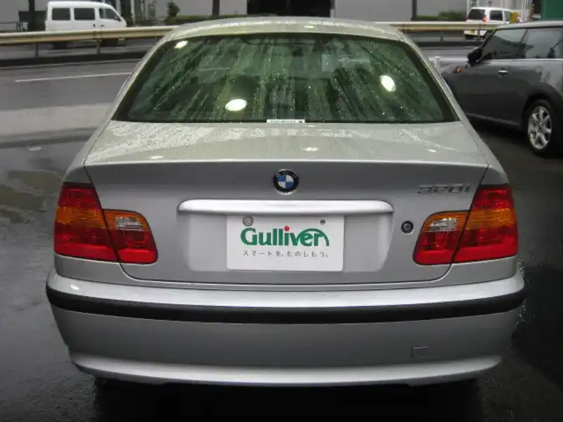 カタログ画像：３シリーズ（3 SERIES） ３２０ｉ 2001年10月 GH-AV22 2200cc チタン・シルバー（メタリック・カラー） 燃費9.8km / l  バック