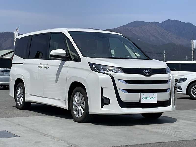 トヨタ ノア ハイブリッドZ（2022年・1.0万km・グレー系）の中古