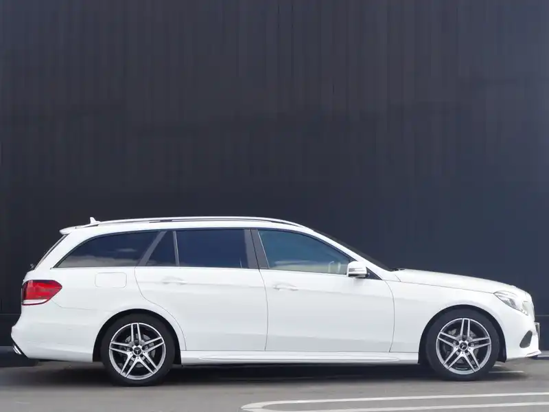 カタログ画像：Ｅクラスステーションワゴン（E-CLASS STATIONWAGON） Ｅ２２０ブルーテック ステーションワゴン アバンギャルド 2015年3月 LDA-212201C 2200cc ポーラーホワイト（Ｓ） 燃費18.3km / l 外装