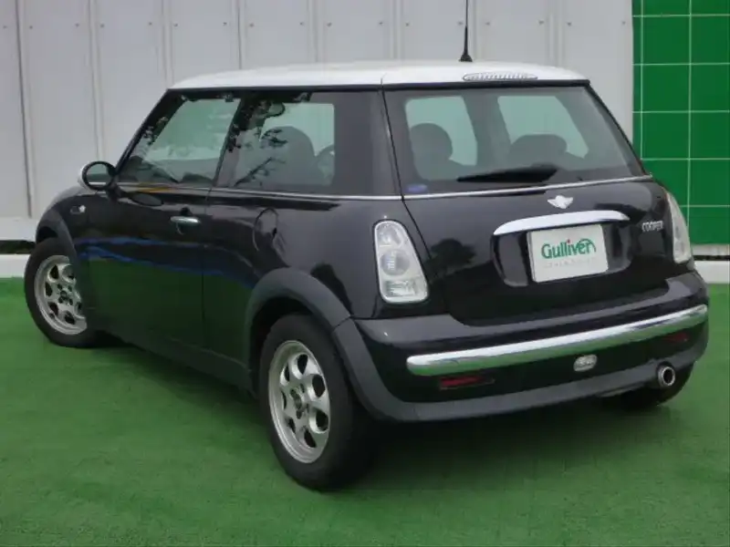 カタログ画像：ＭＩＮＩ（MINI） クーパー 2004年4月 GH-RA16 1600cc ブラック 燃費14.4km / l  バック