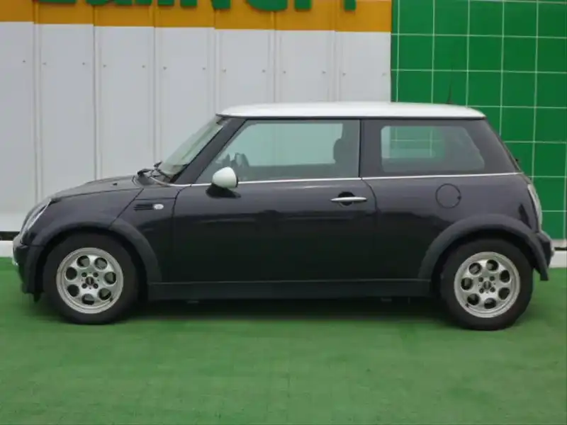 カタログ画像：ＭＩＮＩ（MINI） クーパー 2004年4月 GH-RA16 1600cc ブラック 燃費14.4km / l  外装