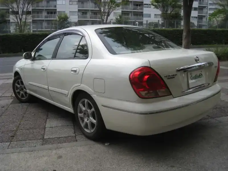 カタログ画像：ブルーバードシルフィ（BLUEBIRD SYLPHY） １８Ｖｉ ７０ｔｈ 2003年5月 UA-QG10 1800cc ホワイトパール（３Ｐ） 燃費16.0km / l  バック