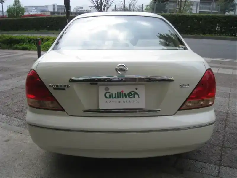 カタログ画像：ブルーバードシルフィ（BLUEBIRD SYLPHY） １８Ｖｉ ７０ｔｈ 2003年5月 UA-QG10 1800cc ホワイトパール（３Ｐ） 燃費16.0km / l  バック