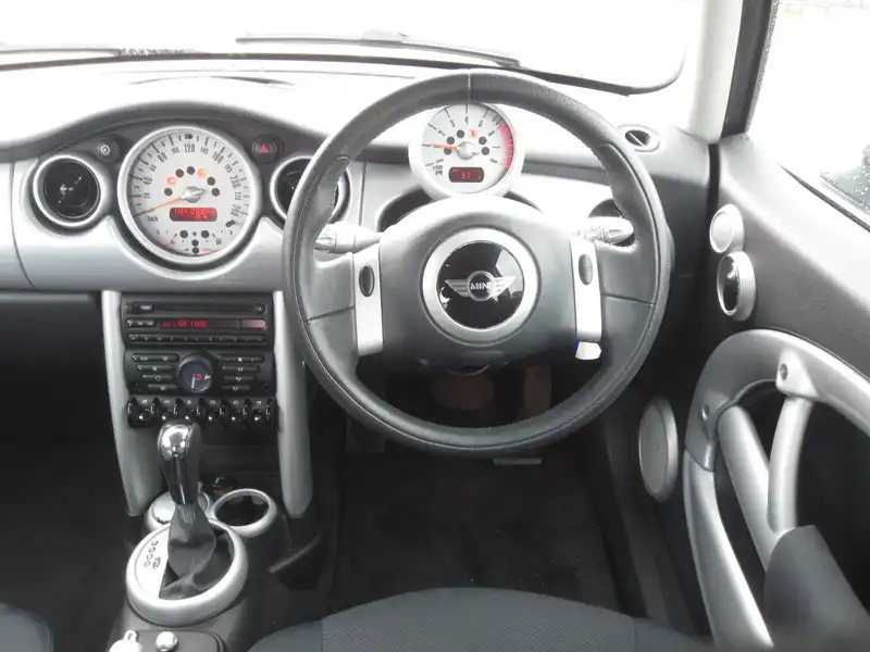 カタログ画像：ＭＩＮＩ（MINI） クーパー 2005年9月 GH-RA16 1600cc ブリティッシュ・レーシング・グリーン（メタリック） 燃費13.4km / l  内装
