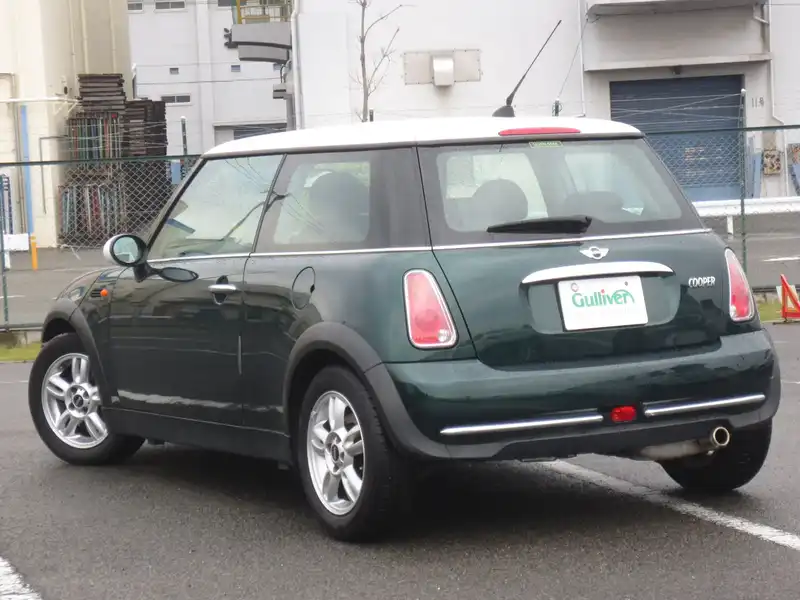 カタログ画像：ＭＩＮＩ（MINI） クーパー 2005年9月 GH-RA16 1600cc ブリティッシュ・レーシング・グリーン（メタリック） 燃費13.4km / l  バック
