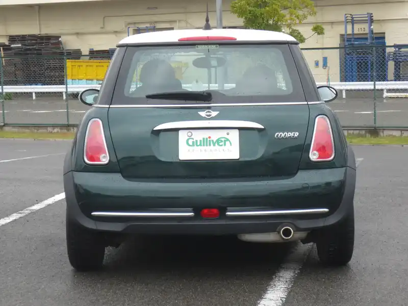 カタログ画像：ＭＩＮＩ（MINI） クーパー 2005年9月 GH-RA16 1600cc ブリティッシュ・レーシング・グリーン（メタリック） 燃費13.4km / l  バック