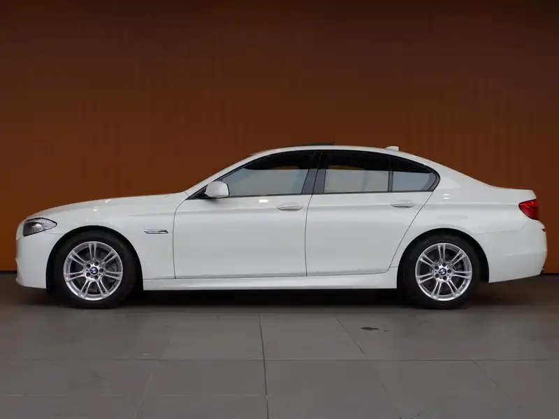 カタログ画像：５シリーズ（5 SERIES） ５２８ｉ Ｍスポーツパッケージ 2011年11月 DBA-XG28 2000cc 燃費13.6km / l 外装