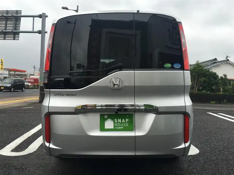 カタログ画像：ステップワゴン（STEPWAGON） Ｇ 2015年4月 DBA-RP2 1500cc スーパープラチナ・メタリック 燃費15.4km / l バック