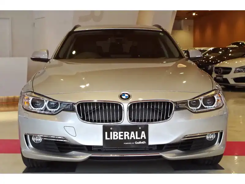 カタログ画像：３シリーズ（3 SERIES） ３２０ｉ ｘＤｒｉｖｅツーリング ラグジュアリー 2013年8月 DBA-3B20 2000cc オリオン・シルバーorグレイシャー・シルバー 燃費14.5km / l フロント