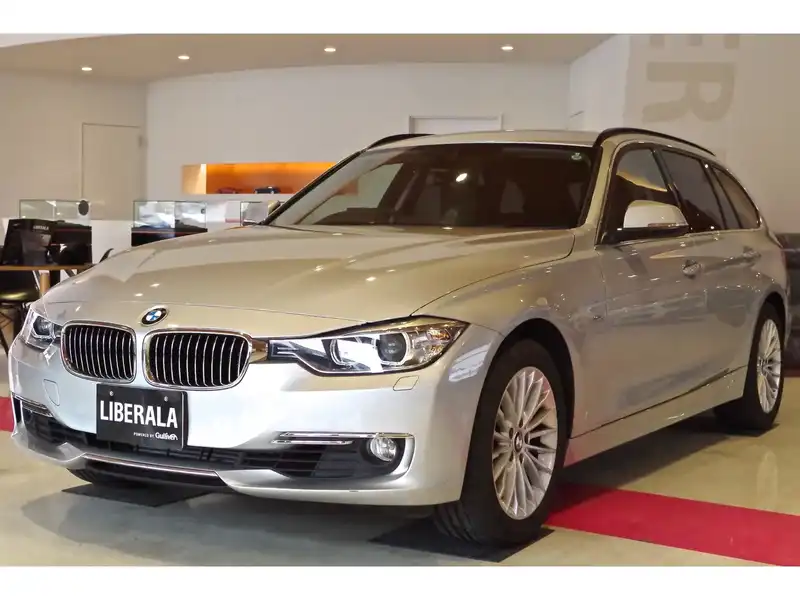 カタログ画像：３シリーズ（3 SERIES） ３２０ｉ ｘＤｒｉｖｅツーリング ラグジュアリー 2013年8月 DBA-3B20 2000cc オリオン・シルバーorグレイシャー・シルバー 燃費14.5km / l フロント