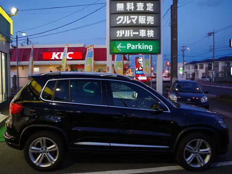 カタログ画像：ティグアン（TIGUAN） ＴＳＩ ブルーモーションテクノロジー Ｒラインパッケージ 2013年9月 DBA-5NCTH 1400cc ディープブラックパールエフェクト 燃費14.6km / l 外装