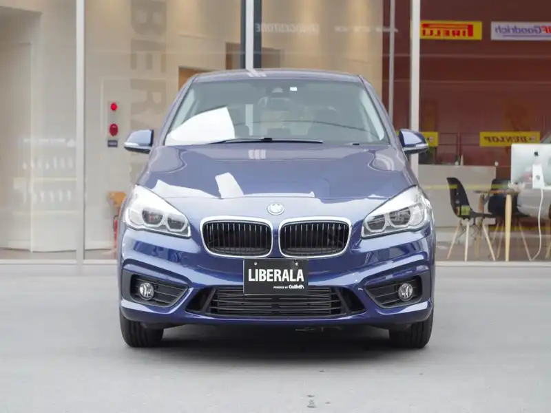 カタログ画像：２シリーズ（2 SERIES） ２１８ｄアクティブツアラー 2015年10月 LDA-2C20 2000cc メディテラニアン・ブルー（メタリック・カラー） 燃費22.2km / l フロント