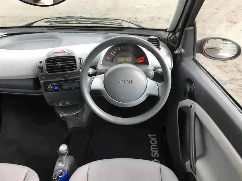 カタログ画像：スマートフォーツーＫ（SMART FORTWO K） ベースグレード 2004年5月 GH-450335 600cc ファットレッド 燃費19.0km / l  内装