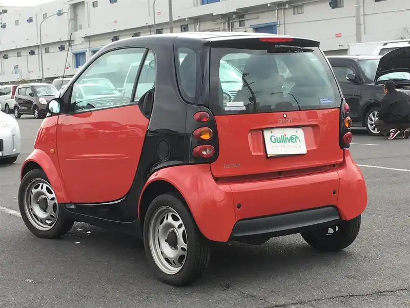 カタログ画像：スマートフォーツーＫ（SMART FORTWO K） ベースグレード 2004年5月 GH-450335 600cc ファットレッド 燃費19.0km / l  バック